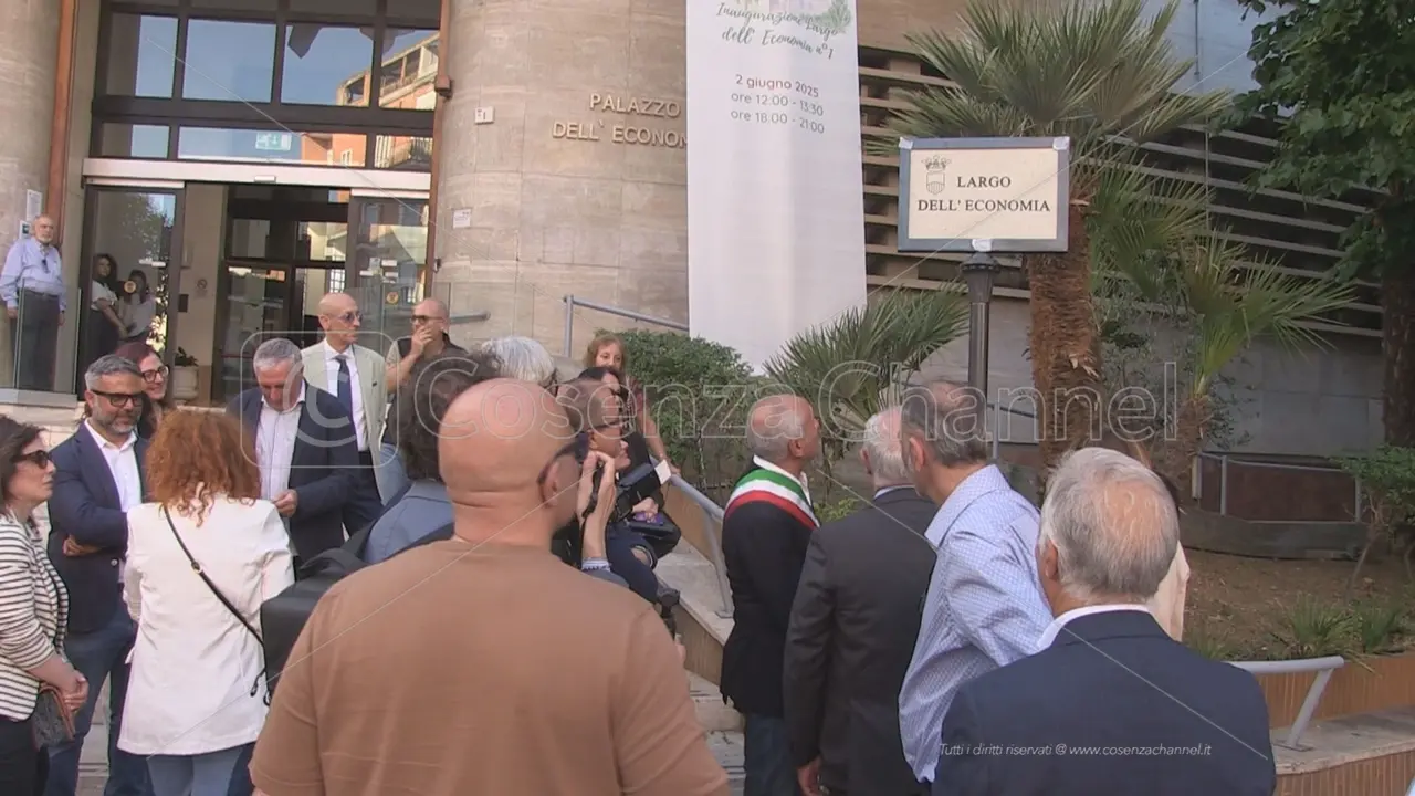 Cosenza, inaugurato Largo dell'Economia: si trova davanti alla Camera di Commercio
