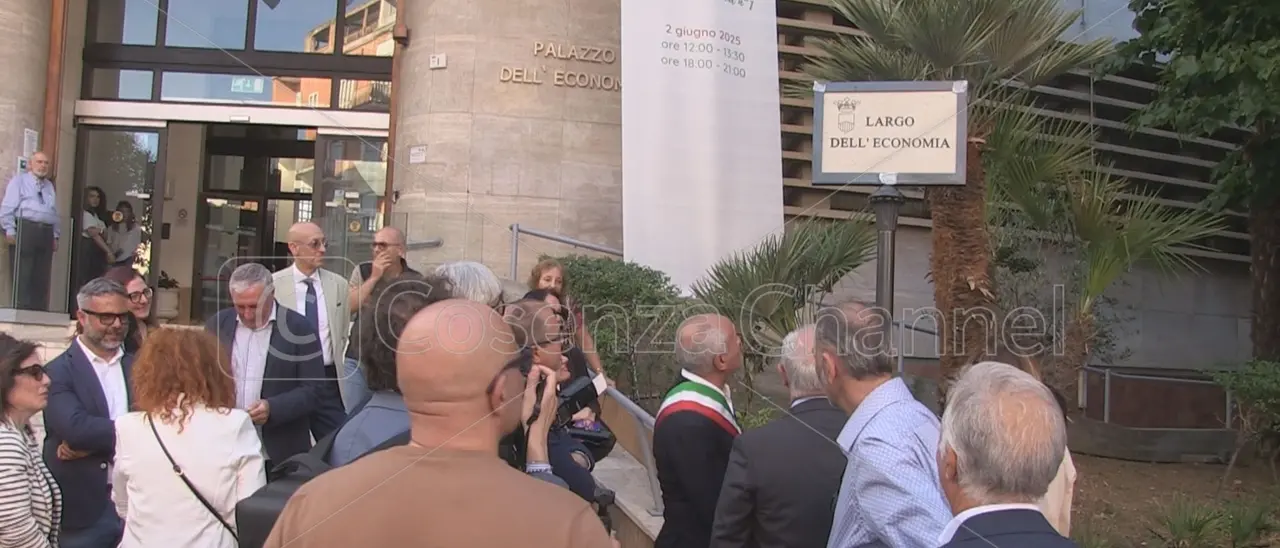 Cosenza, inaugurato Largo dell'Economia: si trova davanti alla Camera di Commercio
