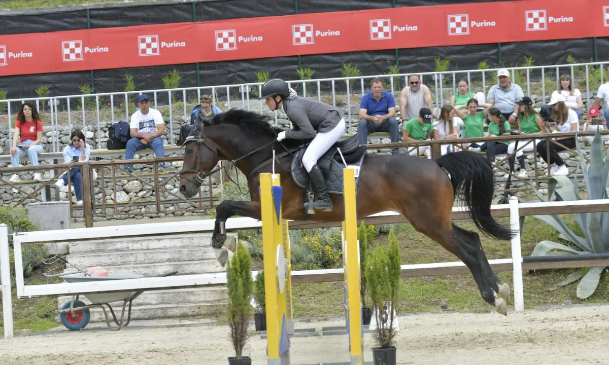 Campionessa regionale calabrese: Luna Di Iacovo trionfa nell’equitazione a soli 13 anni