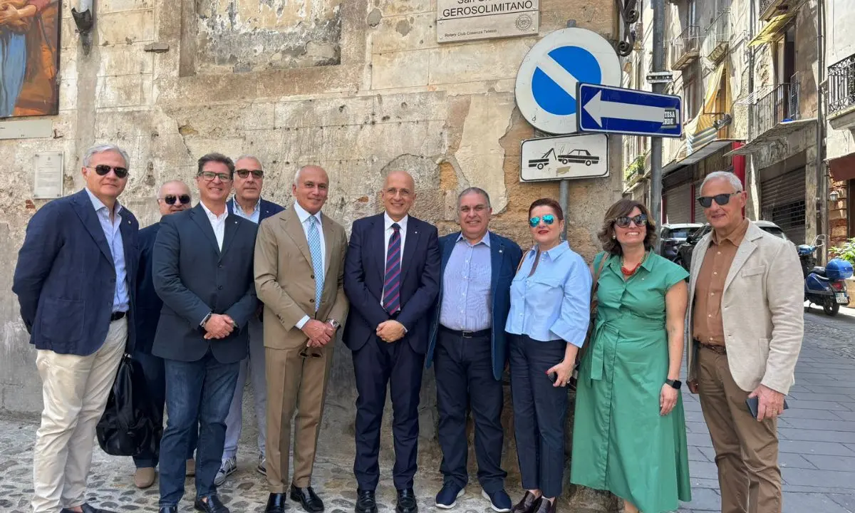 Due nuove targhe nel cuore antico di Cosenza: il Rotary Club Telesio dona alla città un gesto di memoria e identità