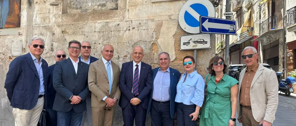 Due nuove targhe nel cuore antico di Cosenza: il Rotary Club Telesio dona alla città un gesto di memoria e identità