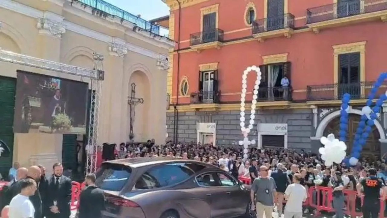 Martina Carbonaro, i funerali ad Afragola tra grida \"giustizia\" e insulti all'ex