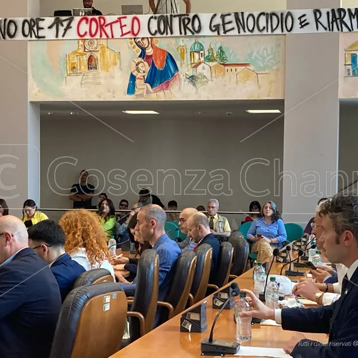 Cosenza, dal Comune l’urlo pro-Palestina: «Riconoscere lo Stato subito»