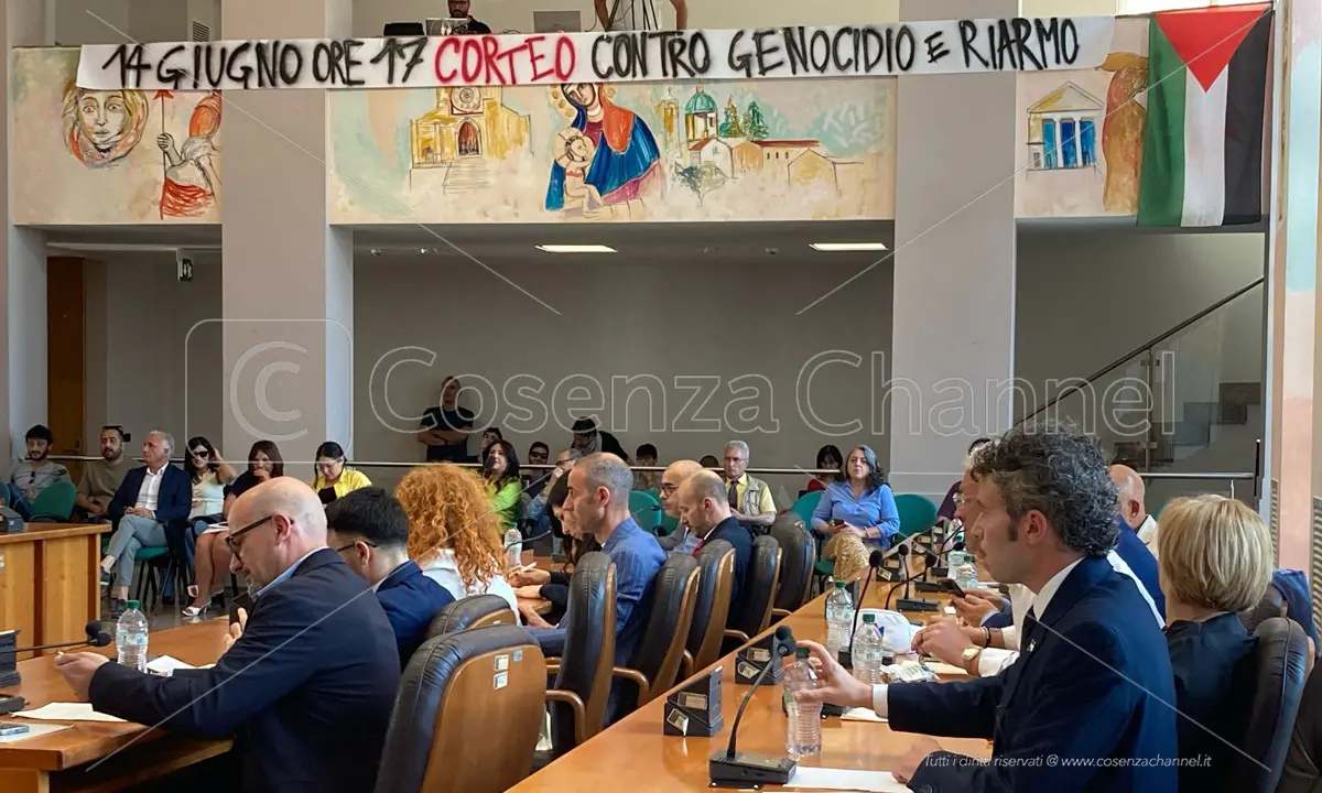 Cosenza, dal Comune l’urlo pro-Palestina: «Riconoscere lo Stato subito»
