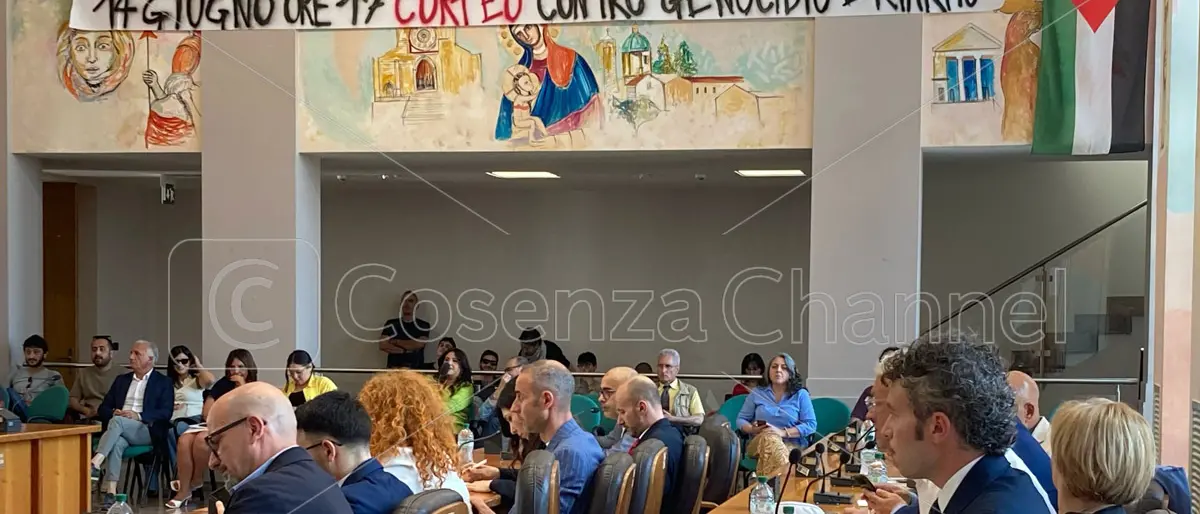 Cosenza, dal Comune l’urlo pro-Palestina: «Riconoscere lo Stato subito»