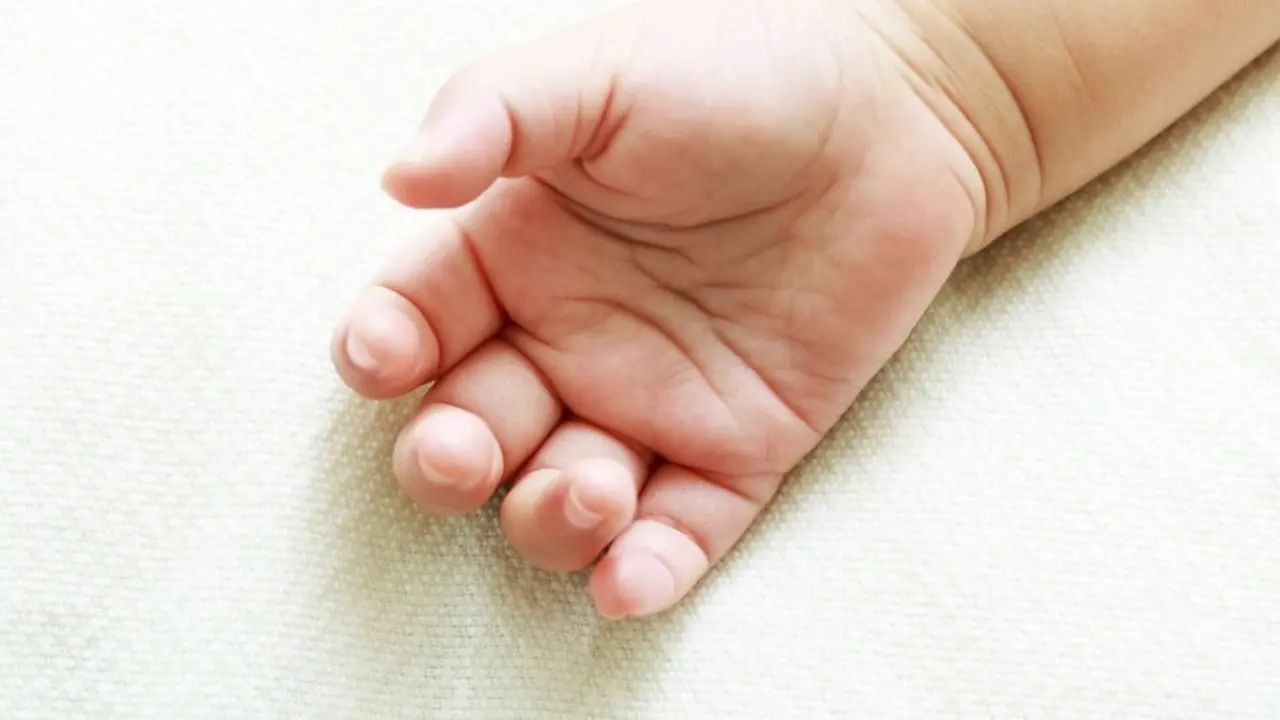 Napoli, neonato con gravissime fratture. Indagini sulla cerchia familiare: il compagno della madre è calabrese