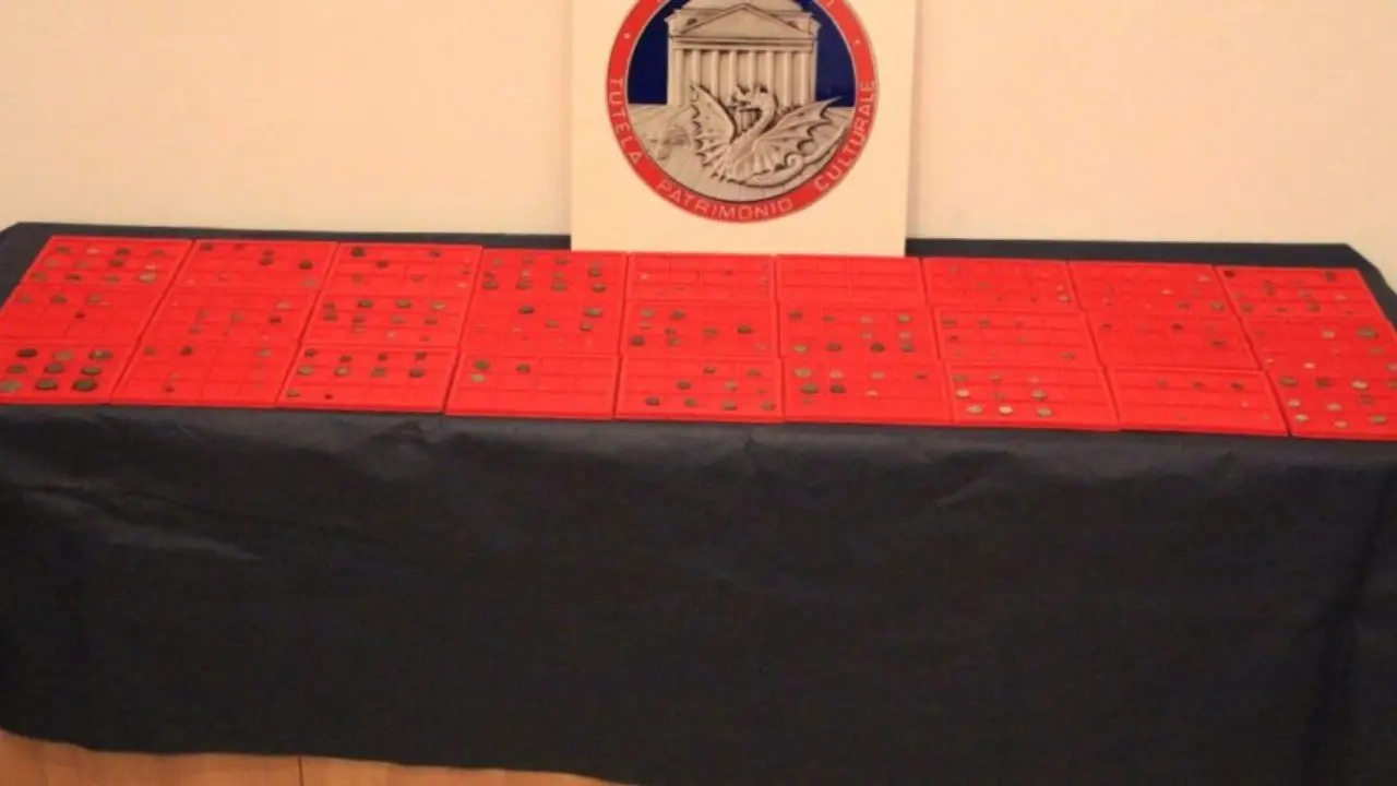 I carabinieri del nucleo TPC di Cosenza consegnano al museo di Vibo 479 monete sequestrate a due collezionisti