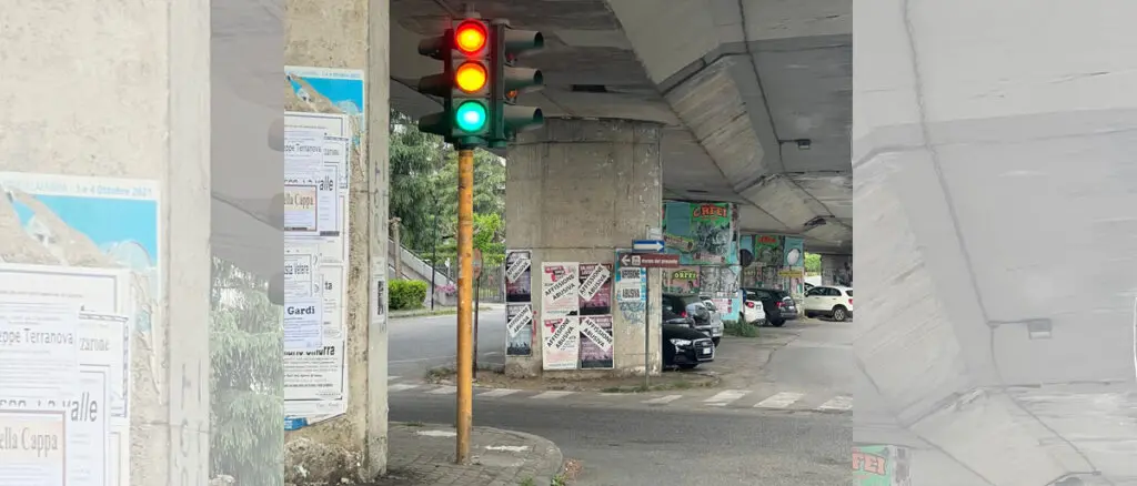 Semafori spenti da due mesi a Rende: incrocio pericoloso vicino alla scuola media De Coubertin