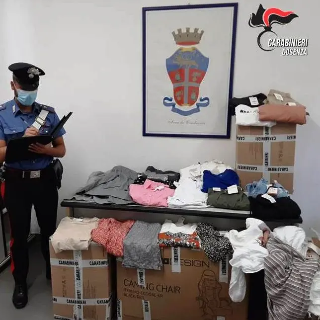 Abbigliamento rubato su corso Mazzini, denunciata famiglia di Cosenza