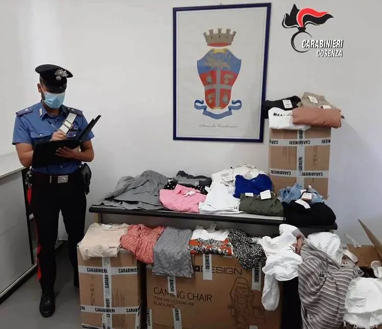 Abbigliamento rubato su corso Mazzini, denunciata famiglia di Cosenza