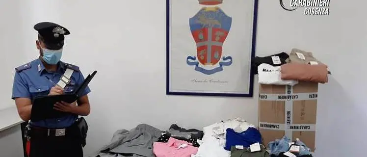 Abbigliamento rubato su corso Mazzini, denunciata famiglia di Cosenza