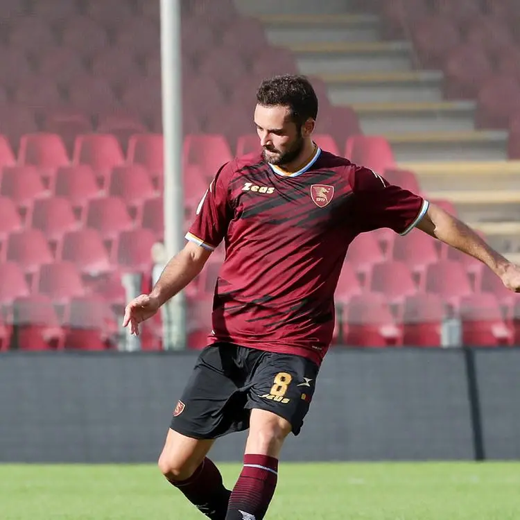 Schiavone in orbita Cosenza. Goretti tiene caldi i contatti con la Salernitana