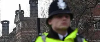 Covid Londra, no vax assaltano sede Bbc: scontri con la polizia