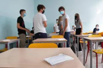 Vaccino covid, Bassetti: \"Serve forte raccomandazione per 12-18enni\"