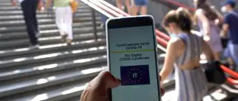 Green pass per italiani all'estero, vaccinati o guariti: come ottenerlo