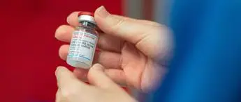 Covid, vaccino Moderna efficace al 93% a 6 mesi da seconda dose