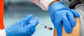 Vaccini Covid, senza prima dose 2,2 milioni di over 50