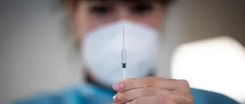 Vaccini Covid, Burioni: \"Efficacia? Ecco quello che sappiamo\"