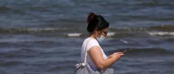 Covid, Bassetti: \"Mascherine fino al 2022, le toglieremo in primavera\"