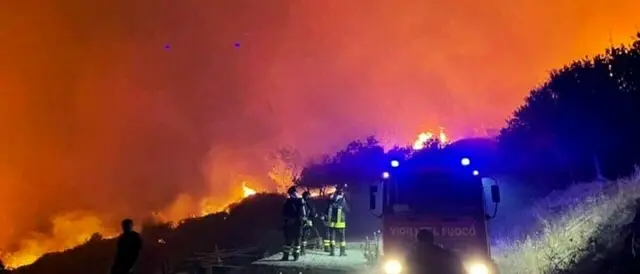 Incendi in Calabria, la Regione scrive a Draghi: «Da soli non ce la facciamo»