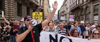 No green pass, nuove proteste: 5mila in corteo a Milano