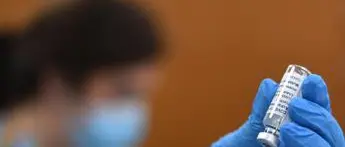 Covid, Guardian: Gb vuole far scorta di 210 milioni di vaccini