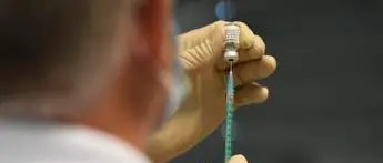 Vaccino covid senza prenotazione per i giovani, il piano di Figliuolo