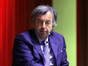 Covid, Burioni: \"Vaccini funzionano molto bene ma bisogna farli alla svelta\"