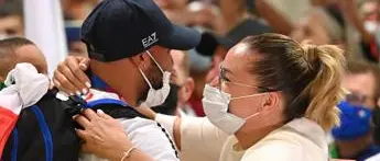 Tokyo 2020, Jacobs torna in Italia: delirio a Fiumicino