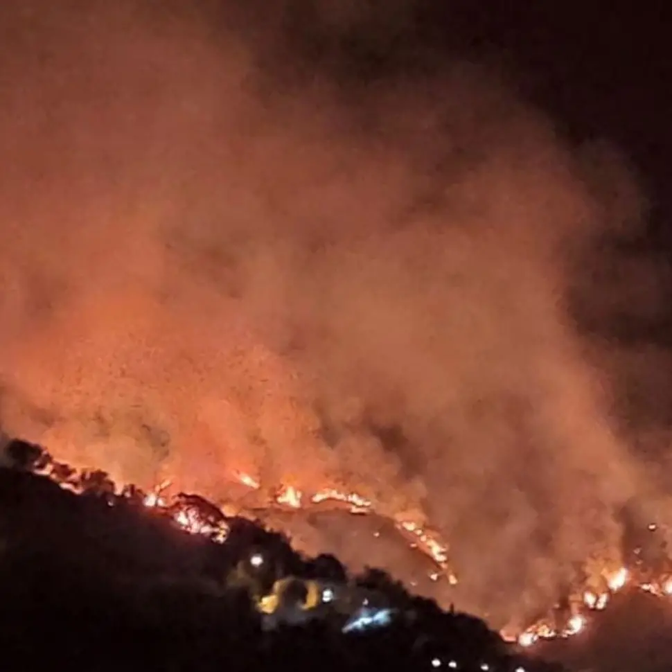Paola, brucia la montagna vicino al Santuario di San Francesco