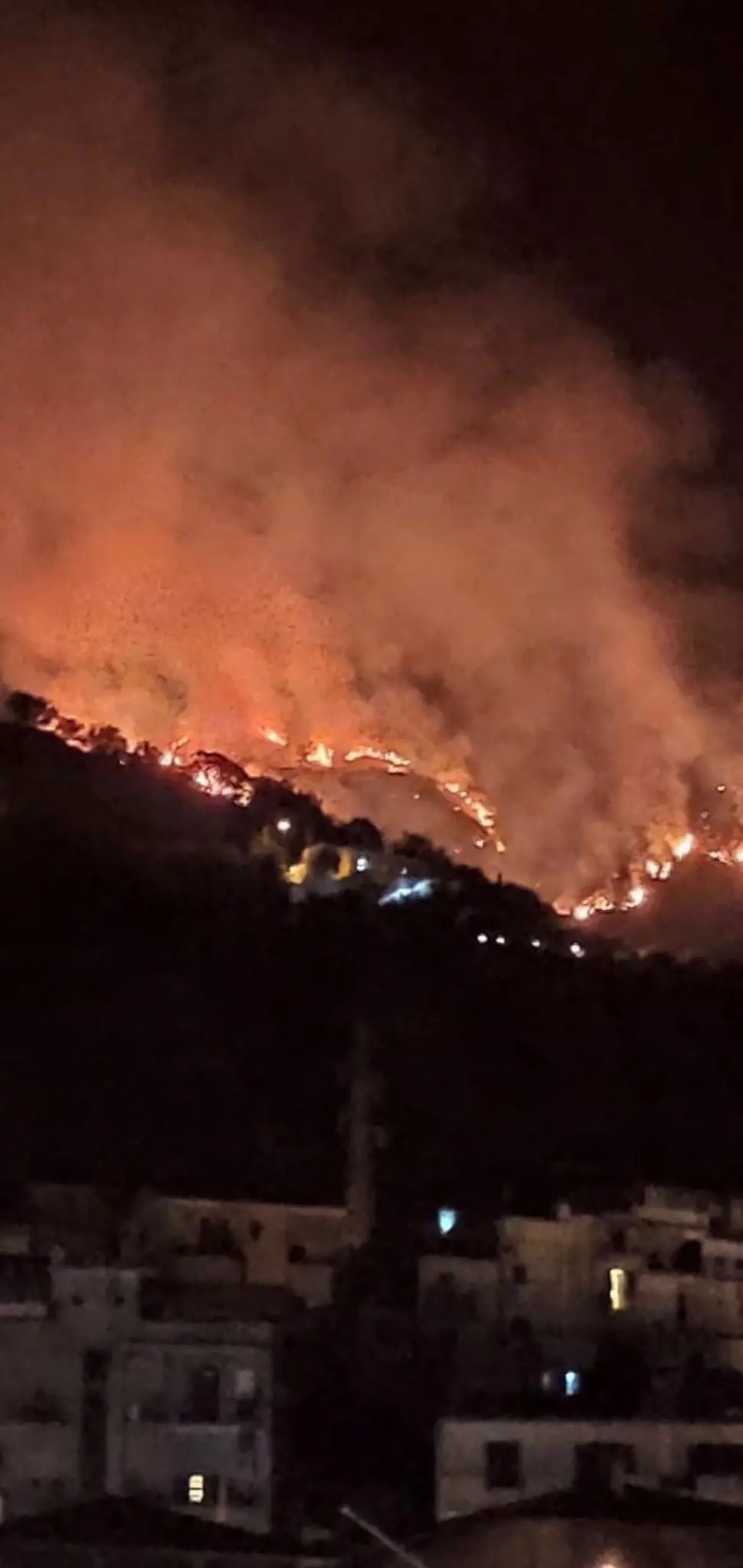 Paola, brucia la montagna vicino al Santuario di San Francesco