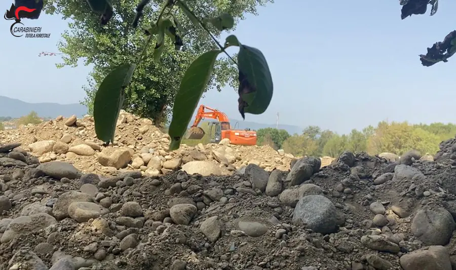 Furto di inerti dal Fiume Crati: arrestate due persone