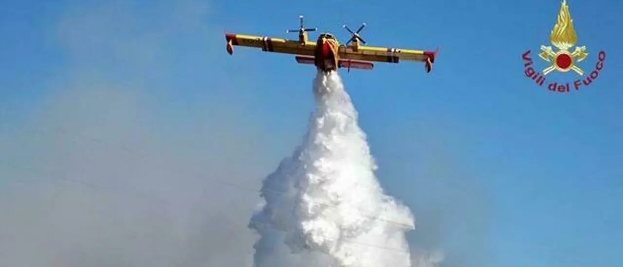 Cleto, brucia la montagna del sentiero dei \"tre castelli\"