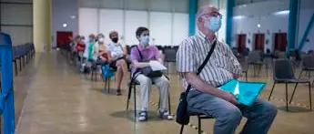 Vaccino Covid, Figliuolo: \"Siamo al 70% prime dosi, 50-59enni tra priorità\"