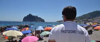 Ferragosto e covid, regole: dalla mascherina al divieto di falò