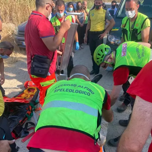 Rossano, 70enne si rompe il femore mentre prendeva l'acqua: arriva il Soccorso Alpino
