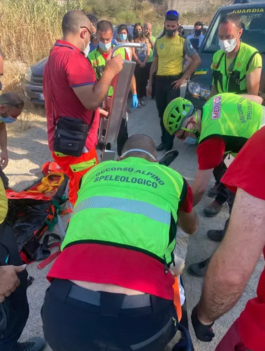 Rossano, 70enne si rompe il femore mentre prendeva l'acqua: arriva il Soccorso Alpino