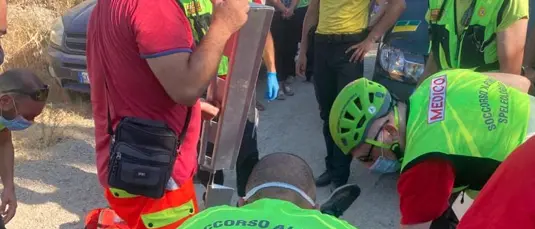 Rossano, 70enne si rompe il femore mentre prendeva l'acqua: arriva il Soccorso Alpino