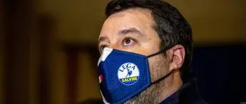 Green pass, Salvini: \"Imbecille far mangiare in piedi i poliziotti\"