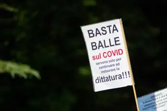 Covid, Pregliasco: \"No vax sfogano loro paure contro i virologi\"