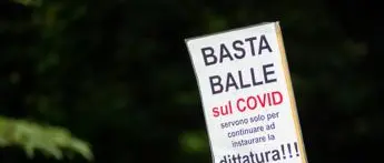 Covid, Pregliasco: \"No vax sfogano loro paure contro i virologi\"