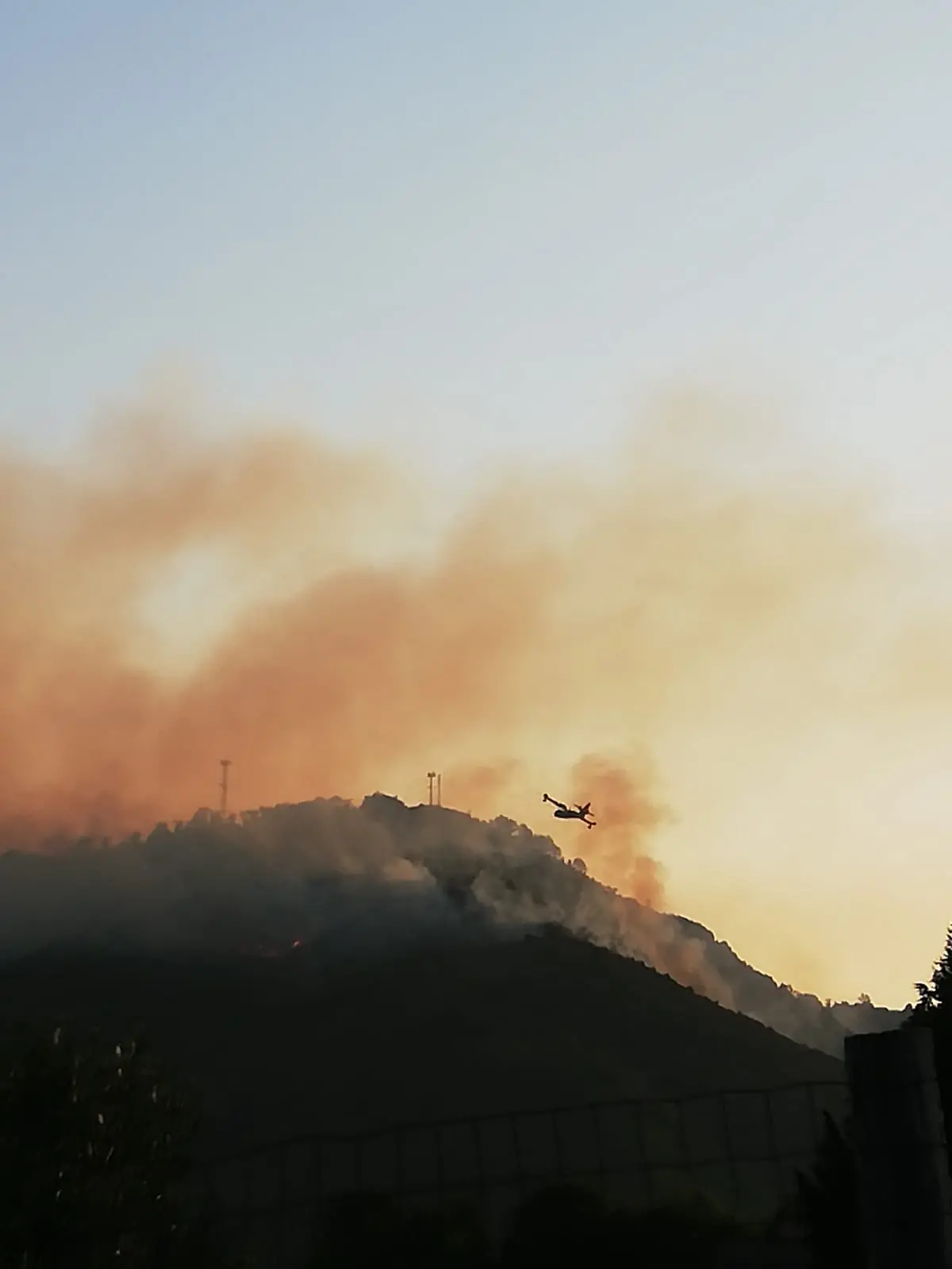 Fagnano Castello, montagna in fiamme: in azione due canadair e pompieri emiliani