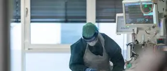 Covid, Sardegna e Sicilia a rischio zona gialla: terapie intensive al limite