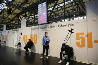 Vaccino Covid, esperti Germania rivedono indicazione: ok per 12-17enni