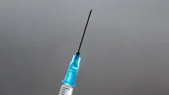 Vaccino Covid, ecco quando si può rinviare e chi è esente