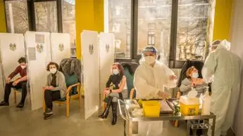 Variante delta, quanto contagiano i vaccinati? I nodi da chiarire