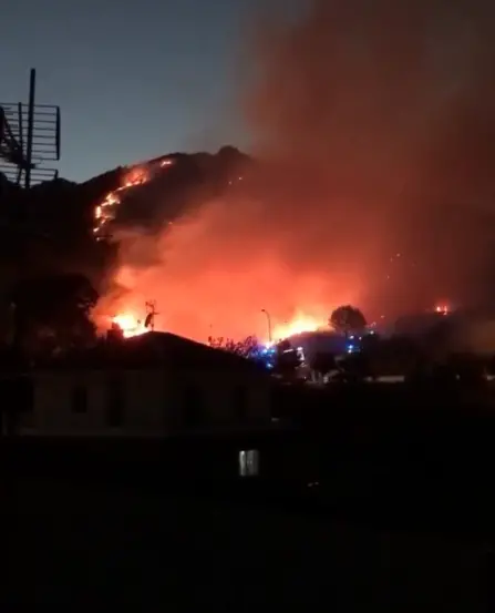 San Basile, brucia la montagna. Evacuate tre famiglie: dramma per il Pollino