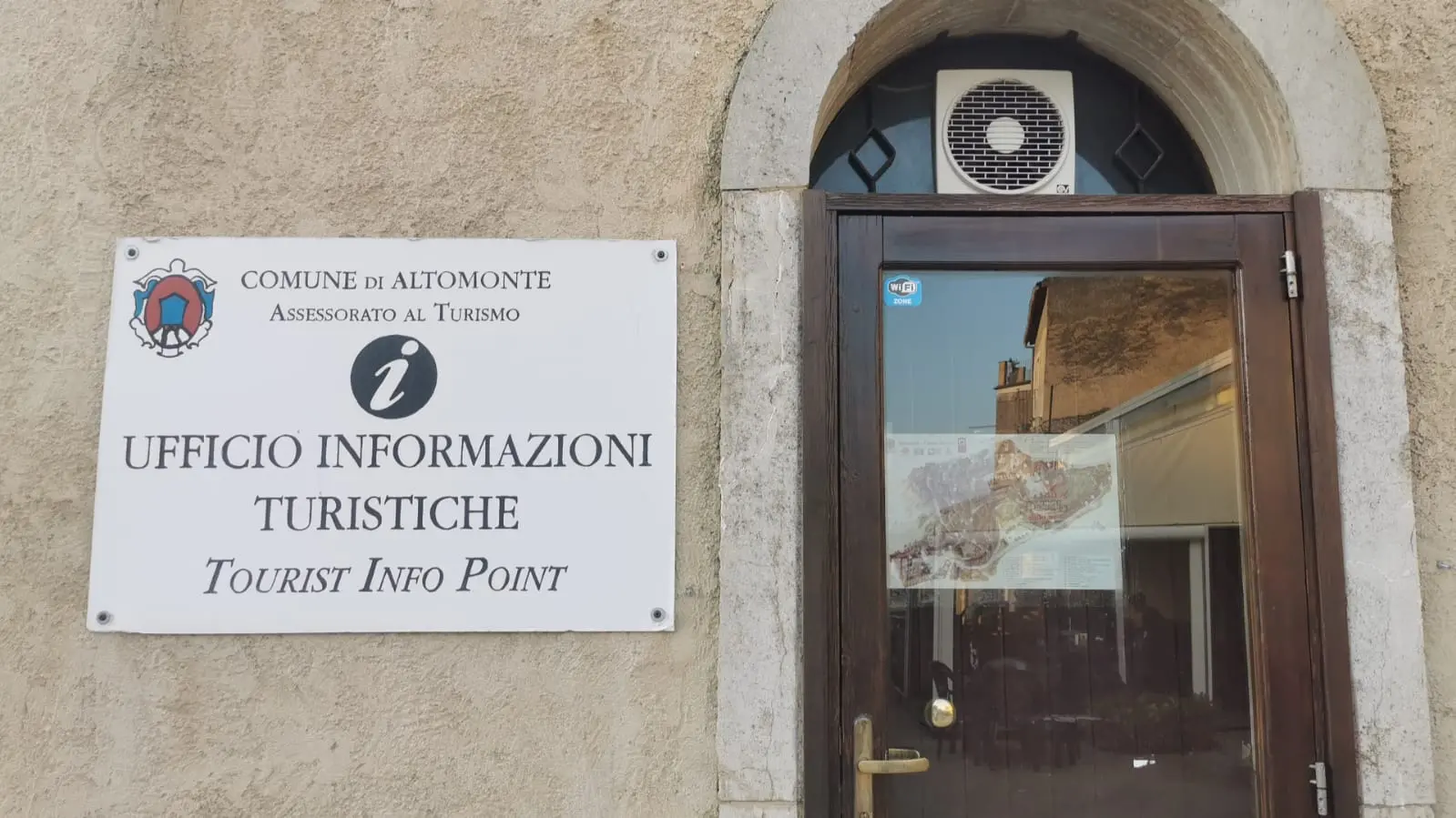 Altomonte, centro storico invaso da turisti