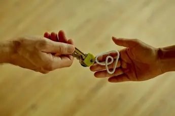 Afghanistan: Airbnb fornirà alloggi temporanei a 20.000 rifugiati