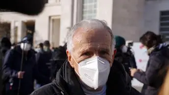 Vaccino Covid, Garattini: \"Obbligo sia ultima spiaggia\"